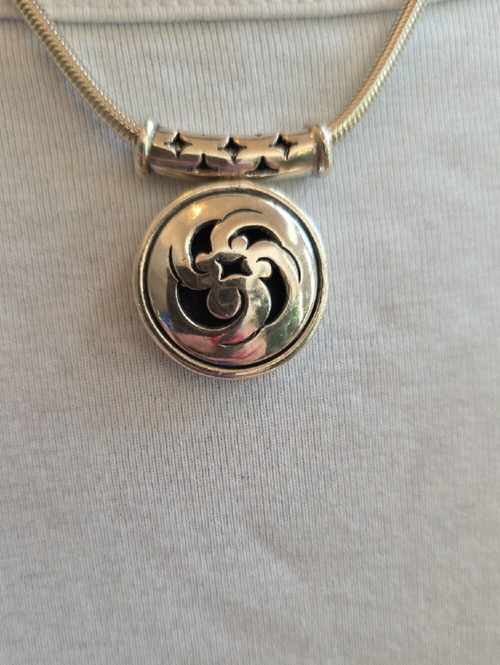 Contemporary 925 Sterling Silver Swirl Pendant Necklace - Picture 3 of 10